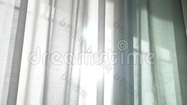 窗上一层透明的<strong>帘子</strong>，被风轻轻地移动着.. 阳光。 4k